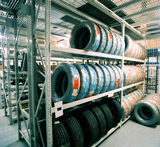 汽車配件貨架在汽車及汽車配件行業(yè)中的關(guān)鍵作用